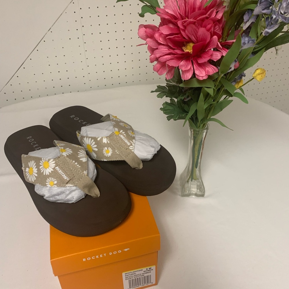ROCKET DOG Women’s Beige Floral Flip-Flop Sandals